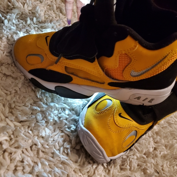 Tennis shoes - Picture 3 of 4